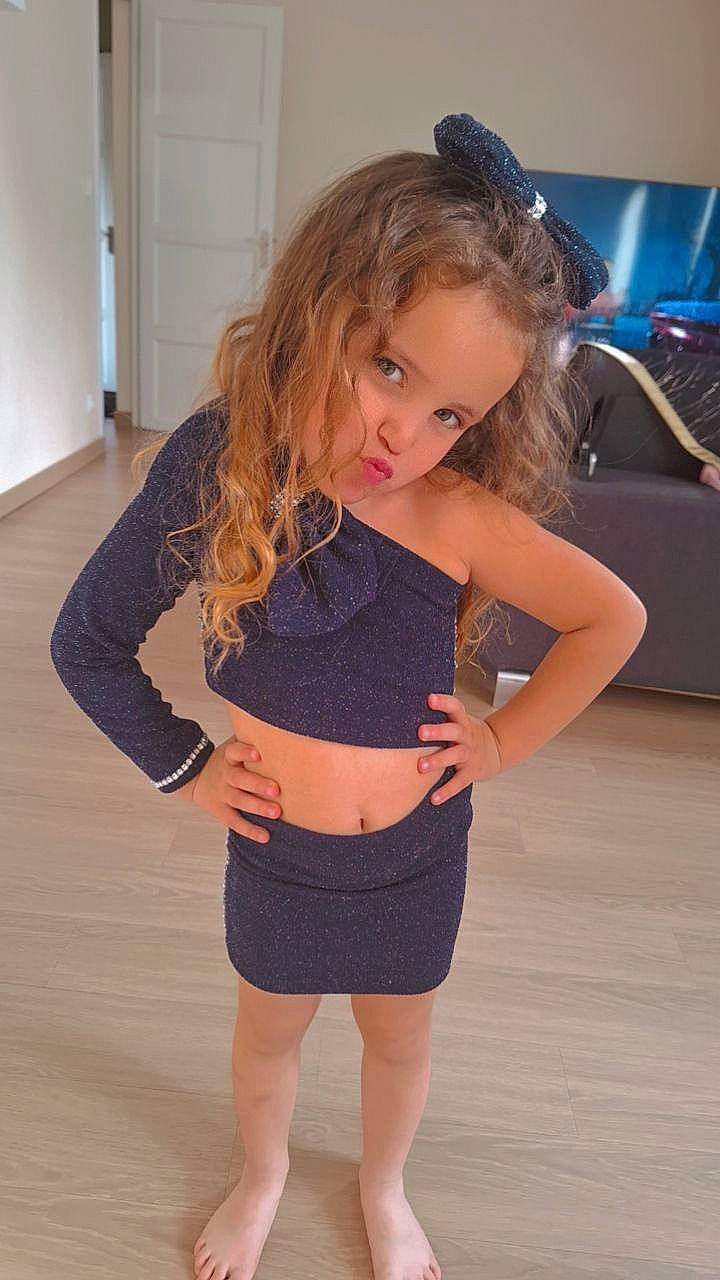 Loutziana a rejoint le concours — aidez-le/la à gagner de superbes lots ! abdomen, blazer, chest, day_dress, denim, electric_blue, fashion, fashion_design, hair, hairstyle, human_leg, joint, knee, long_hair, person, shoulder, sleeve, sleeveless_shirt, thigh, trunk