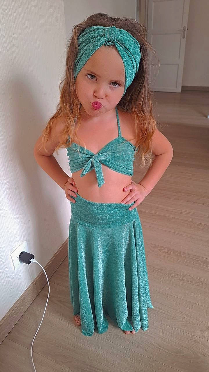 Loutziana a rejoint le concours — aidez-le/la à gagner de superbes lots ! abdomen, cap, chest, clothing, denim, electric_blue, fashion_accessory, headwear, human_body, human_leg, long_hair, magenta, navel, neck, pattern, person, pink, sleeve, sportswear, thigh