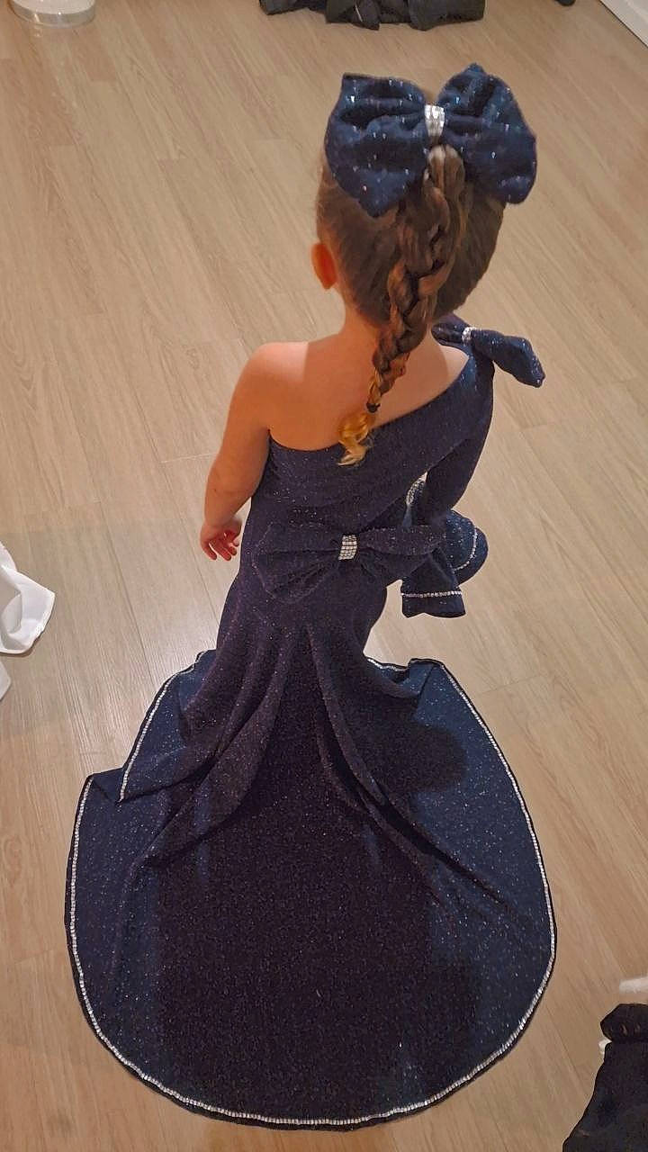 Loutziana a rejoint le concours — aidez-le/la à gagner de superbes lots ! bridal_accessory, bridal_party_dress, day_dress, doll, dress, embellishment, fashion_design, flooring, formal_wear, gown, hair, headgear, headpiece, long_hair, one_piece_garment, person, shoulder, sleeve, toy, waist