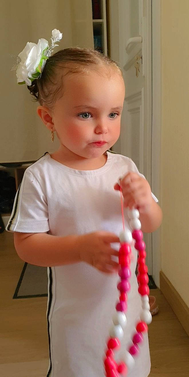 Loutziana participe au concours pour gagner de l'argent avec cette photo : baby, baby_toddler_clothing, blond, child, event, face, facial_expression, fashion_accessory, fun, gesture, goggles, happy, headband, headpiece, jewellery, neck, person, pink, sleeve, t_shirt