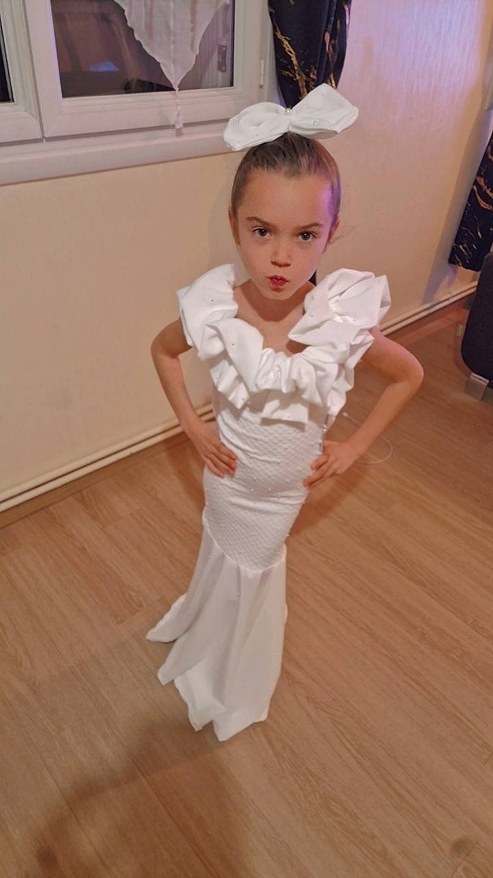 Ylianna participe au concours pour gagner de l'argent avec cette photo : baby_toddler_clothing, barefoot, dance, entertainment, eye, face, fashion_design, floor, flooring, hair, hardwood, knee, neck, performing_arts, person, sleeve, sportswear, thigh, trunk, waist