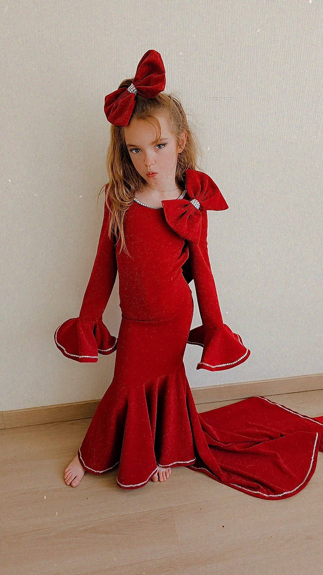 Ylianna participe au concours pour gagner de l'argent avec cette photo : carmine, day_dress, embellishment, event, fashion_accessory, fashion_design, fashion_model, formal_wear, human_leg, knee, magenta, makeover, neck, one_piece_garment, pattern, peach, person, pink, sleeve, thigh