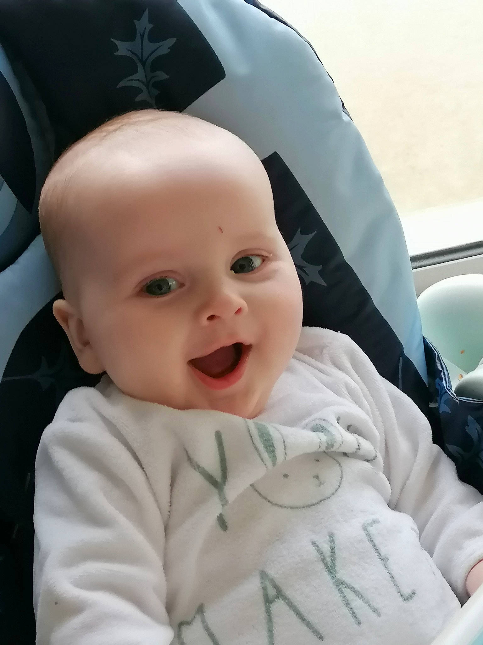 Naël participe au concours pour gagner de l'argent avec cette photo : automotive_design, baby, baby_products, baby_toddler_clothing, car_seat, cheek, child, comfort, eyebrow, fashion_accessory, fun, happy, linens, monochrome_photography, person, sitting, skin, smile, textile, toddler