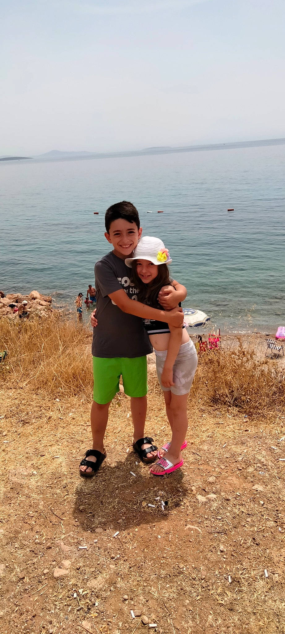 Ayaz participe au concours pour gagner de l'argent avec cette photo : baseball_cap, beach, fun, grass, happy, hat, headwear, joy, lake, leg, leisure, people_in_nature, person, recreation, shorts, sky, smile, sun_hat, t_shirt, toddler