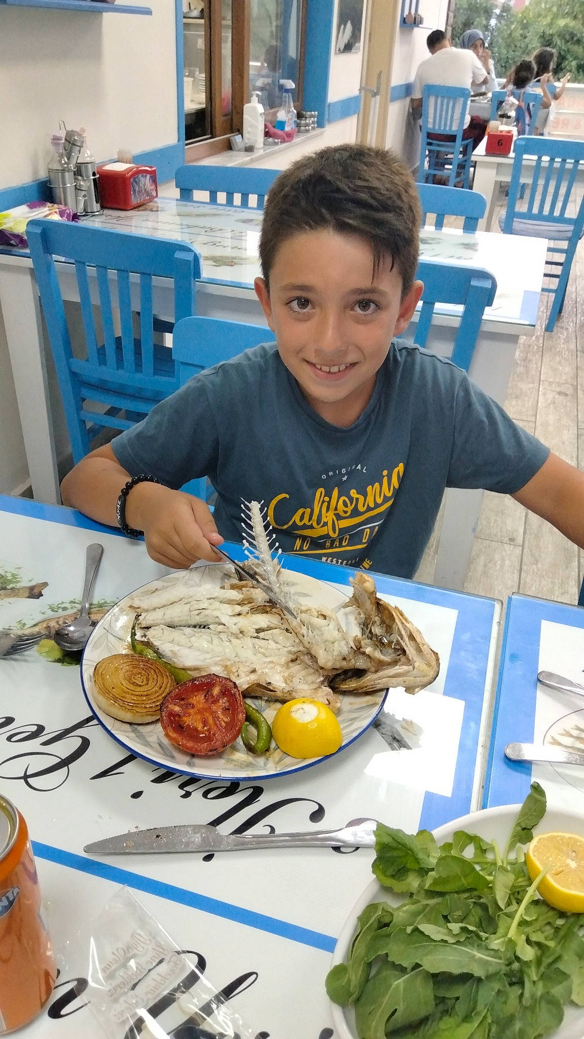 Ayaz a rejoint le concours — aidez-le/la à gagner de superbes lots ! blue, chair, cooking, cuisine, dish, fast_food, finger_food, food, ingredient, joy, knife, leaf_vegetable, person, plate, recipe, sharing, smile, t_shirt, table, tableware