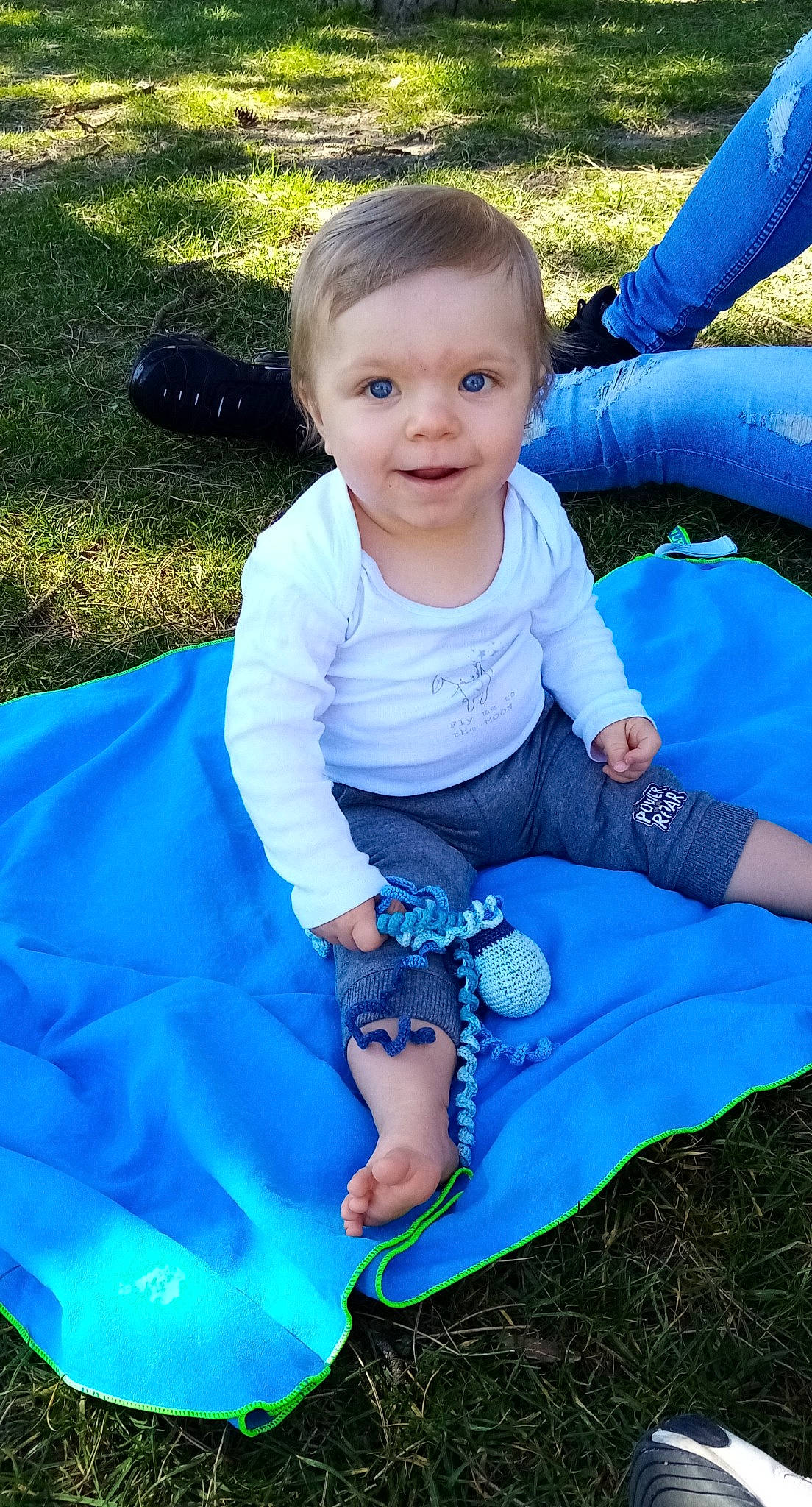 Tiago participe au concours pour gagner de l'argent avec cette photo : azure, baby_toddler_clothing, blue, eye, face, grass, green, hair, happy, head, human, human_body, leaf, nature, people_in_nature, person, photograph, product, shoe, skin