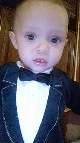 Ewan participe au concours pour gagner de l'argent avec cette photo : baby, bow_tie, cheek, child, chin, ear, eyebrow, face, forehead, hair, head, jaw, lip, mouth, neck, nose, outerwear, person, skin, smile