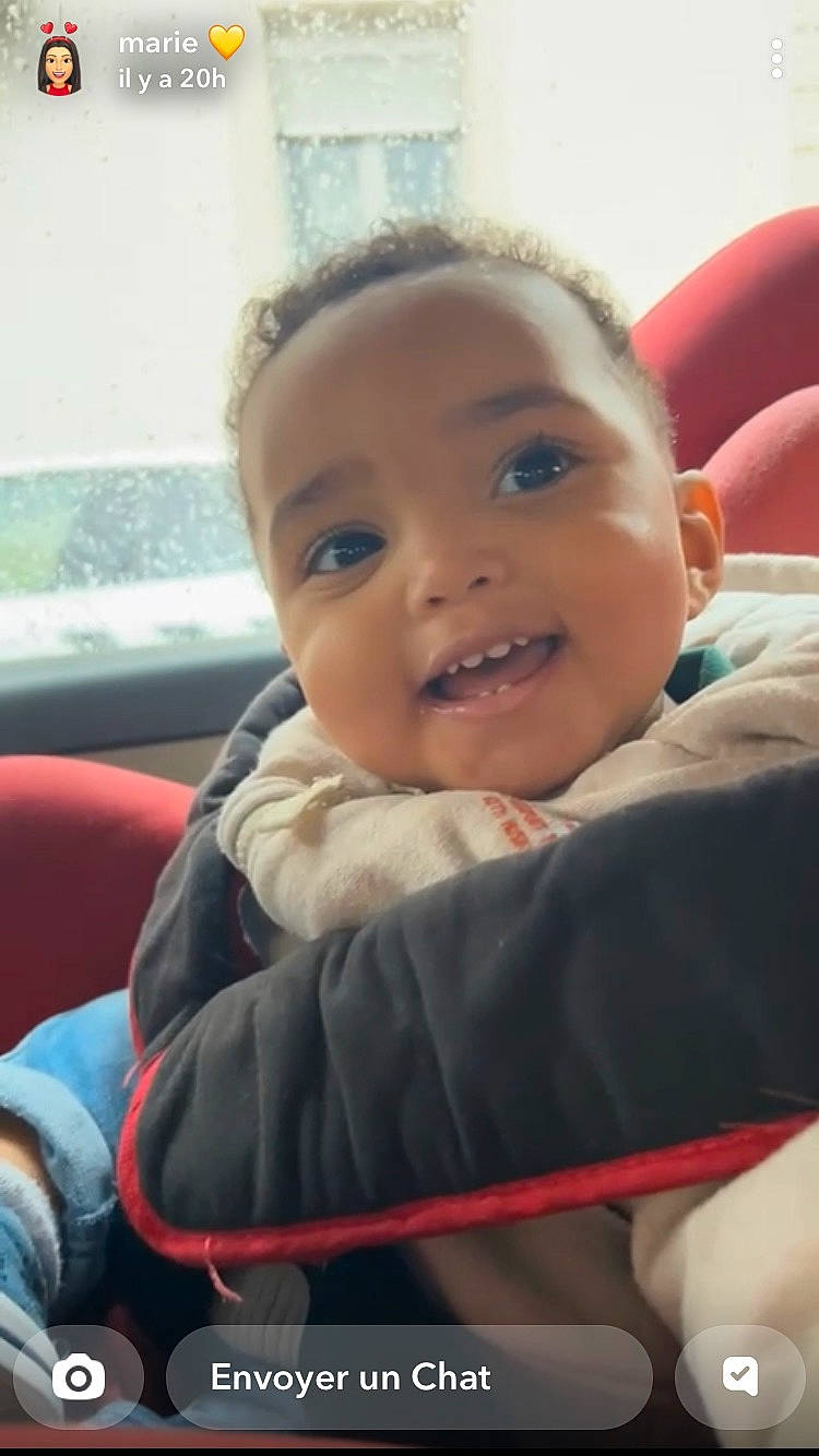 Swan a rejoint le concours — aidez-le/la à gagner de superbes lots ! baby, baby_products, baby_toddler_clothing, cheek, child, chin, comfort, facial_expression, fun, happy, laugh, leisure, nose, person, sitting, skin, smile, thumb, toddler, vacation