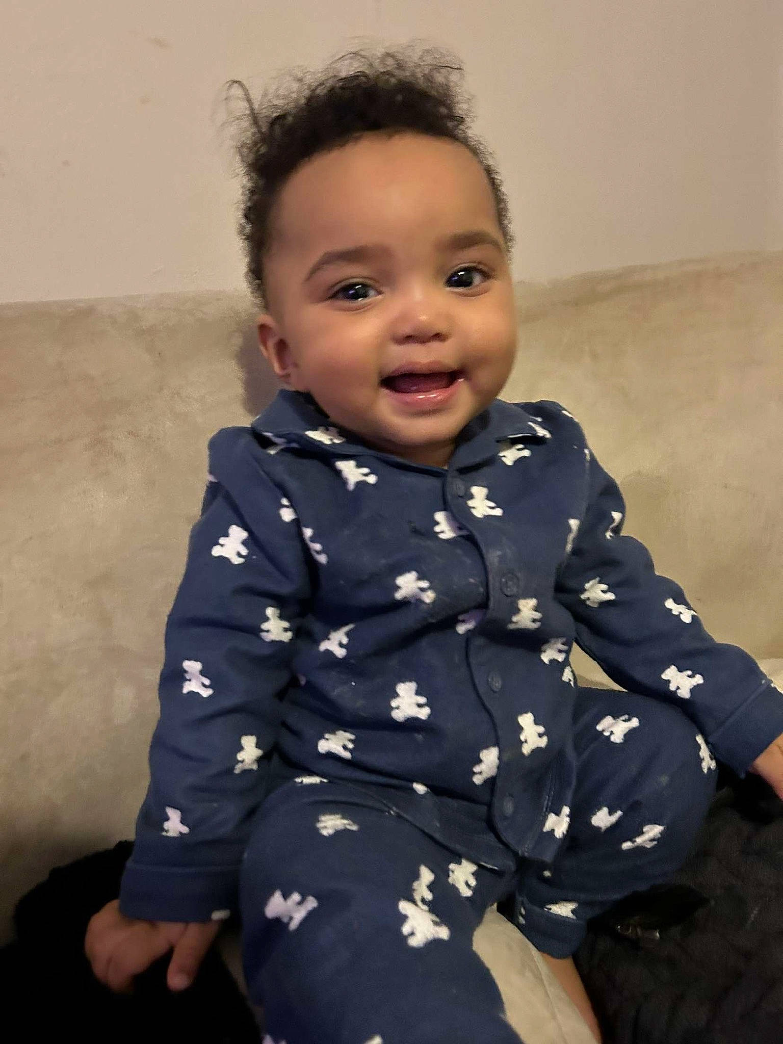 Swan a rejoint le concours — aidez-le/la à gagner de superbes lots ! baby, baby_toddler_clothing, cheek, child, collar, dress_shirt, embellishment, flash_photography, gesture, happy, joy, neck, outerwear, pattern, person, portrait_photography, sitting, skin, sleeve, smile