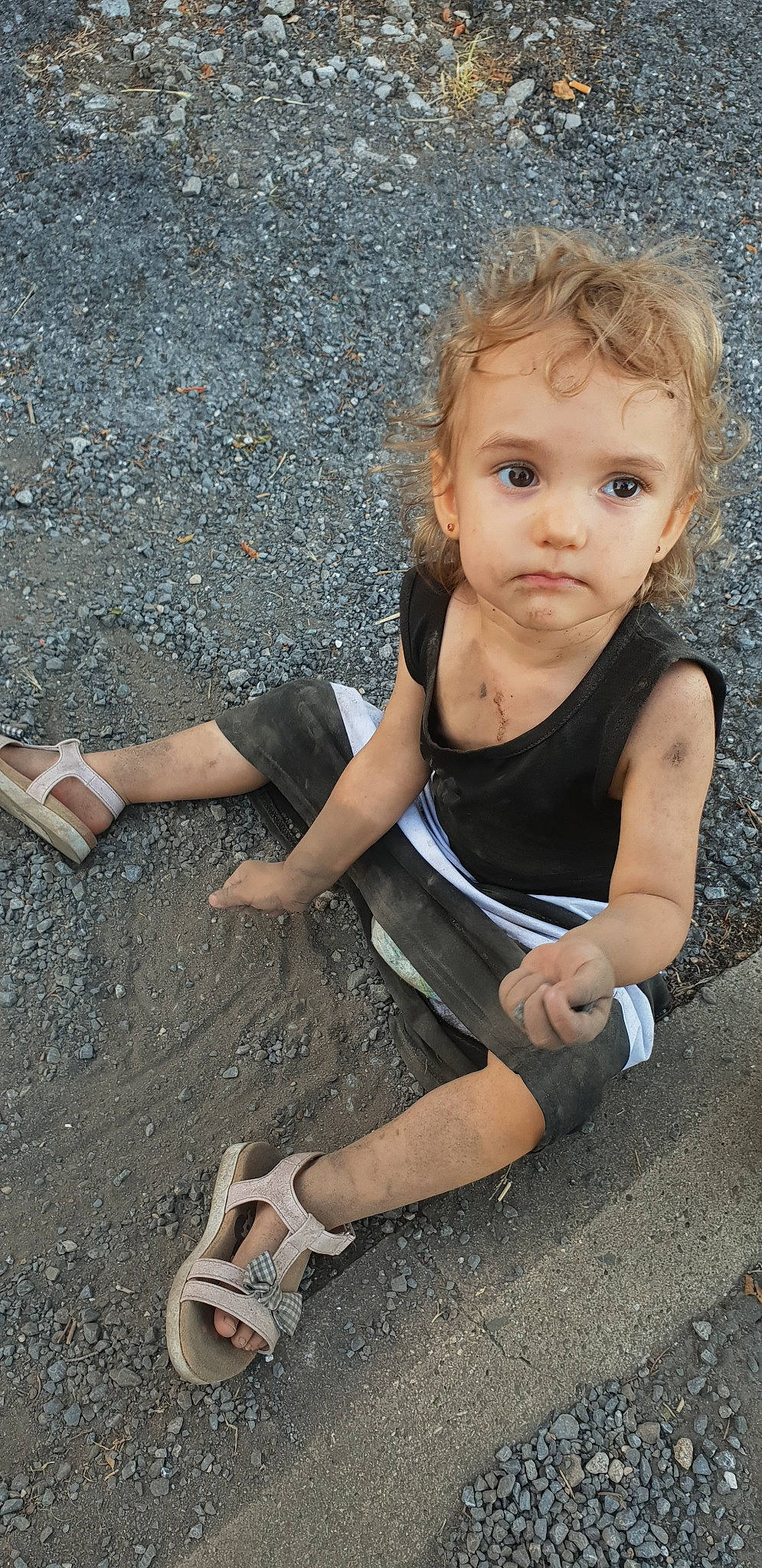 Hachley participe au concours pour gagner de l'argent avec cette photo : blond, child, child_model, footwear, human_body, human_leg, leg, person, play, road_surface, shoe, sitting, smile, toddler
