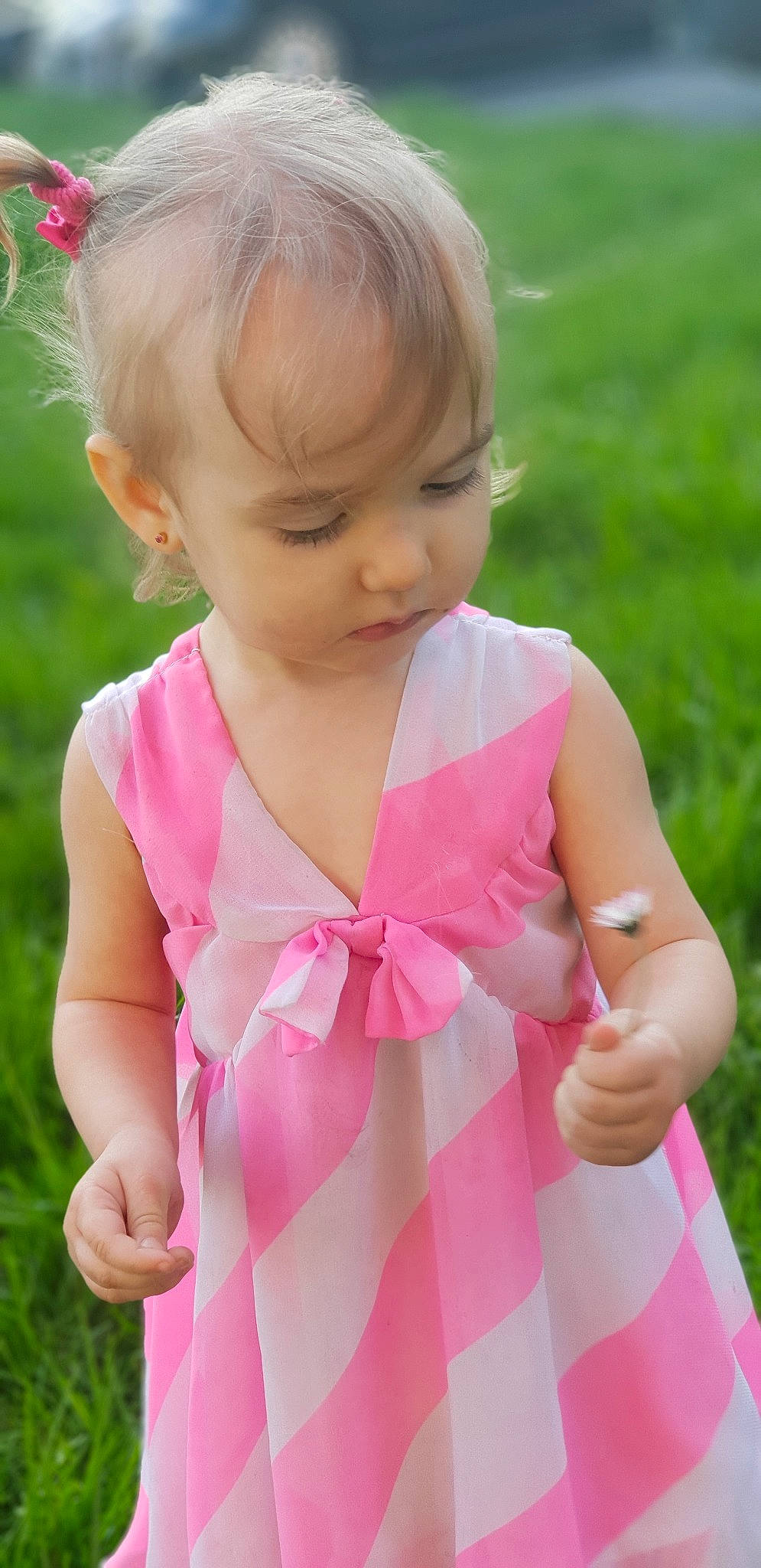 Hachley participe au concours pour gagner de l'argent avec cette photo : baby, baby_toddler_clothing, child, dress, grass, person, pink, skin, toddler