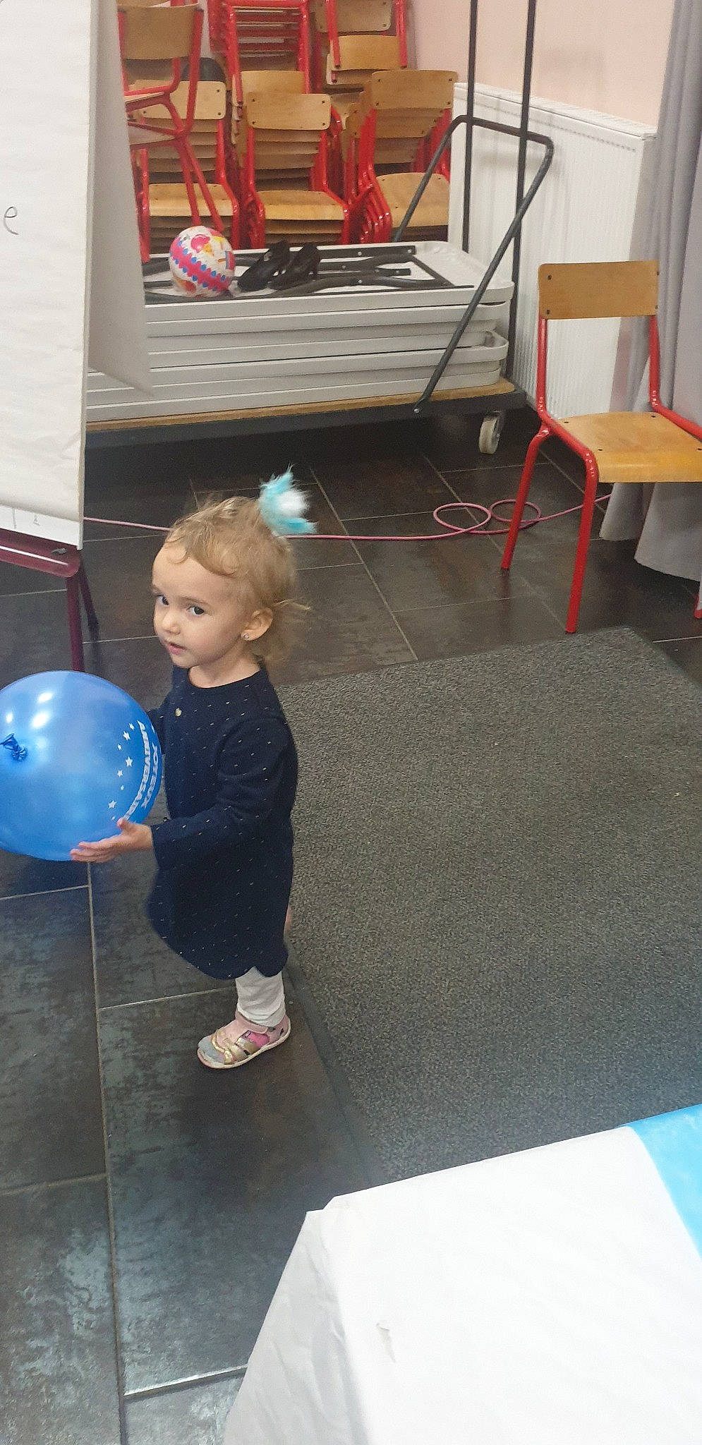 Hachley a rejoint le concours — aidez-le/la à gagner de superbes lots ! ball, child, floor, flooring, fun, person, play, standing, toddler