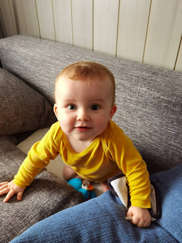 Romain a rejoint le concours — aidez-le/la à gagner de superbes lots ! baby, baby_toddler_clothing, cheek, child, comfort, floor, flooring, fun, hair, hairstyle, happy, hardwood, head, nose, person, sitting, skin, sleeve, smile, toddler