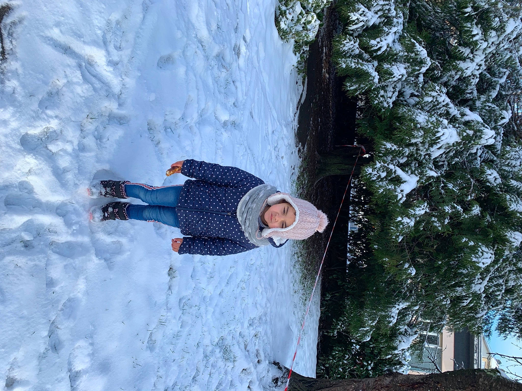 Imane a rejoint le concours — aidez-le/la à gagner de superbes lots ! adventure, fir, freezing, frost, geological_phenomenon, glacial_landform, headwear, ice_cap, outdoor_shoe, person, playing_in_the_snow, slope, snow, winter