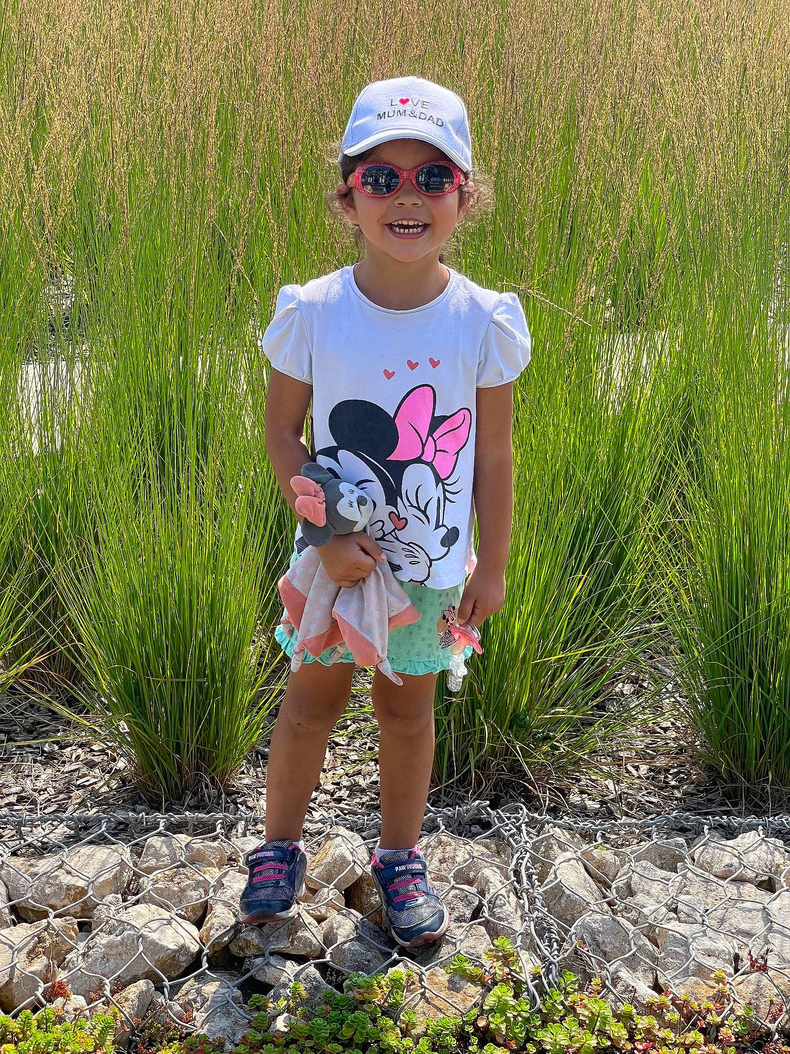 Imane a rejoint le concours — aidez-le/la à gagner de superbes lots ! baby_toddler_clothing, baseball_cap, cap, cool, goggles, grass, grassland, groundcover, hat, headwear, joy, landscape, meadow, people, people_in_nature, person, plant, sleeve, smile, summer