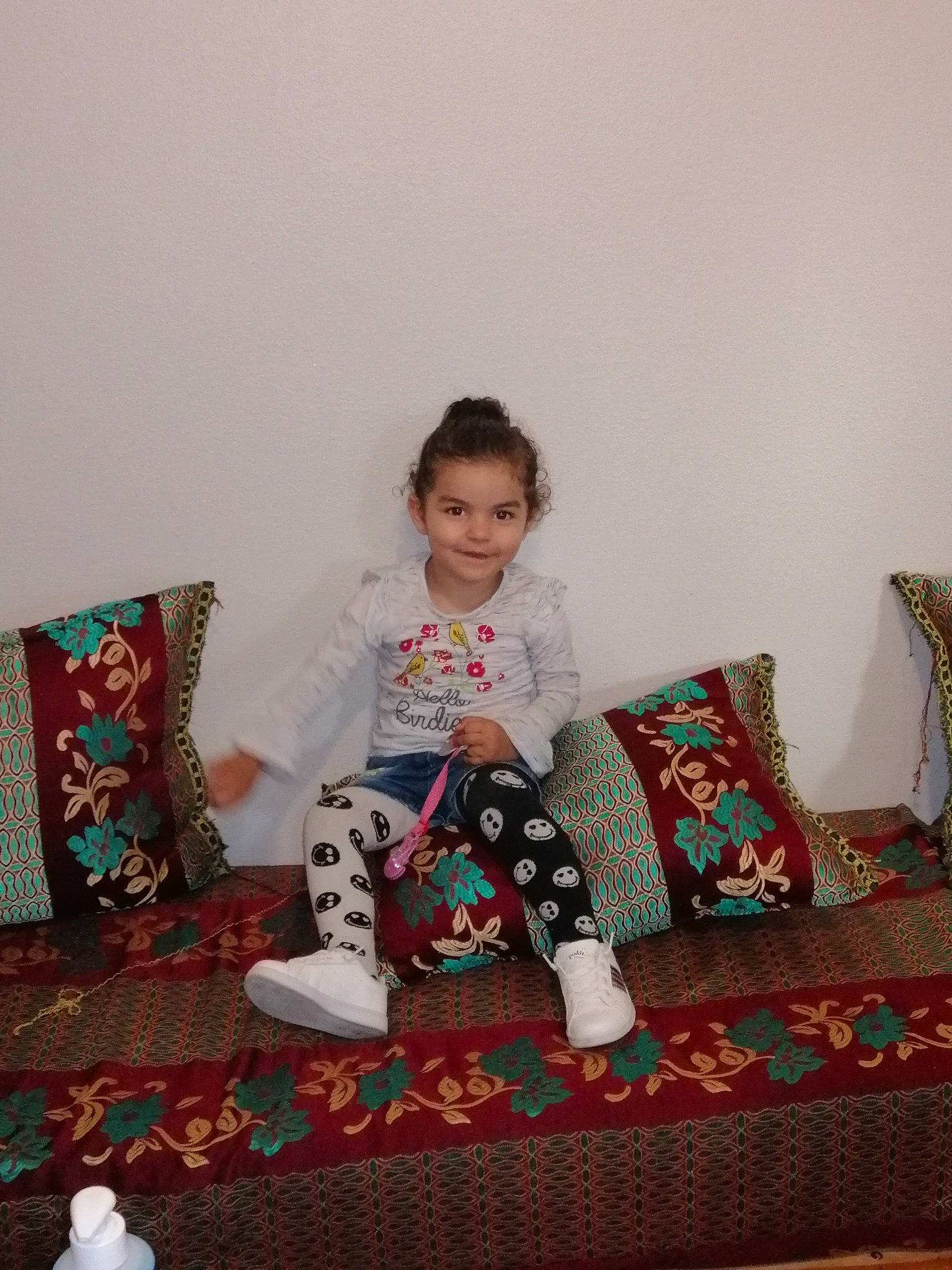 Imane a rejoint le concours — aidez-le/la à gagner de superbes lots ! child, furniture, pajamas, person, room, sitting, toddler