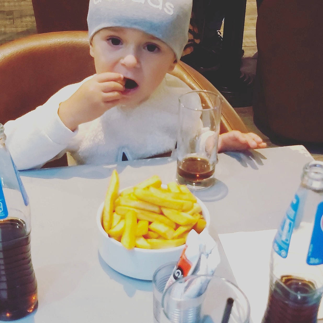 Ezio participe au concours pour gagner de l'argent avec cette photo : baby, child, comfort_food, cuisine, dish, eating, fast_food, food, french_fries, fried_food, junk_food, kids_meal, lunch, meal, person, side_dish, toddler, vacation