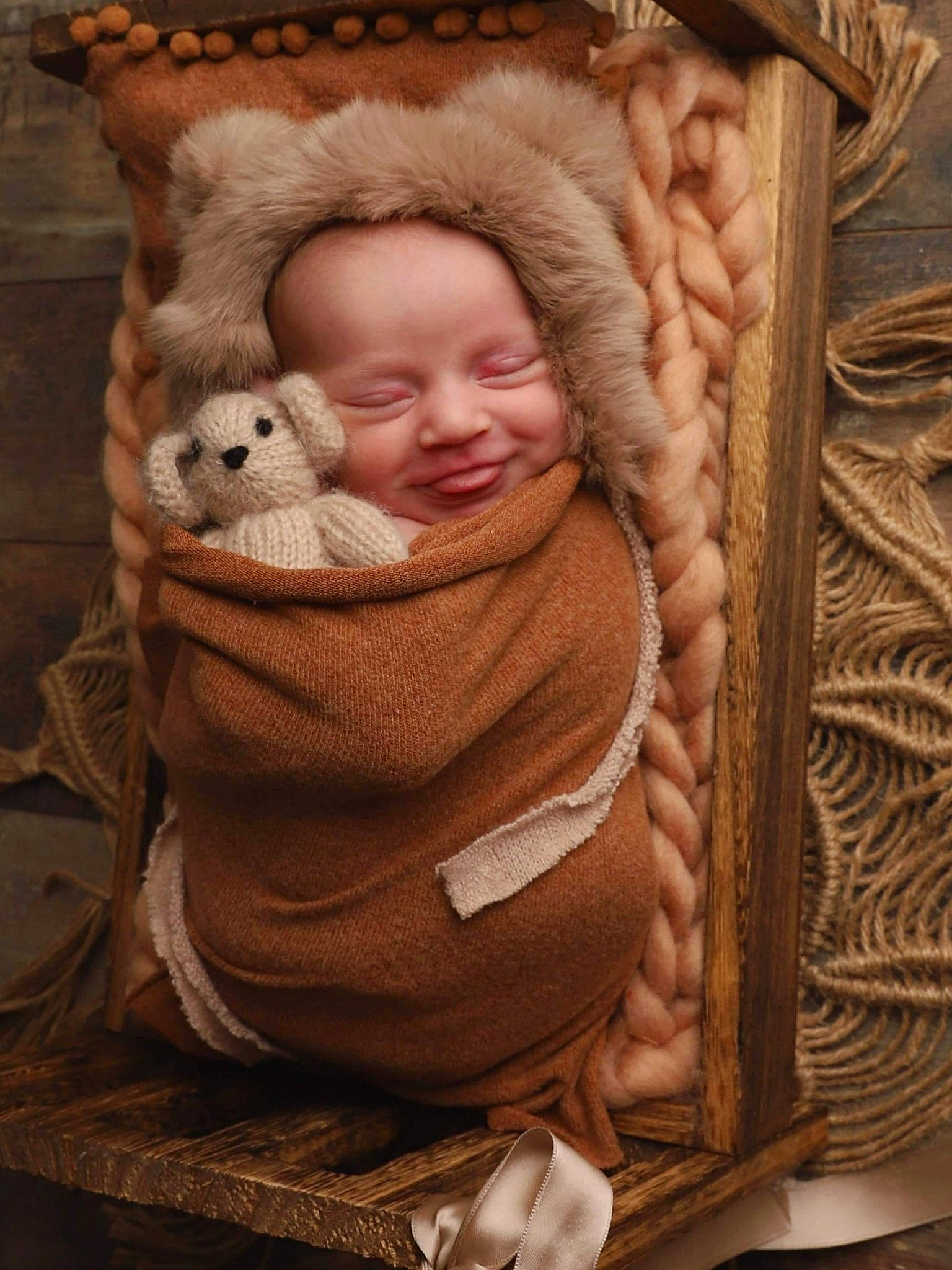 Eline a rejoint le concours — aidez-le/la à gagner de superbes lots ! arm, baby, baby_sleeping, cheek, comfort, eye, facial_expression, hand, head, headgear, human_body, mammal, mouth, nose, organ, outerwear, person, skin, smile, textile