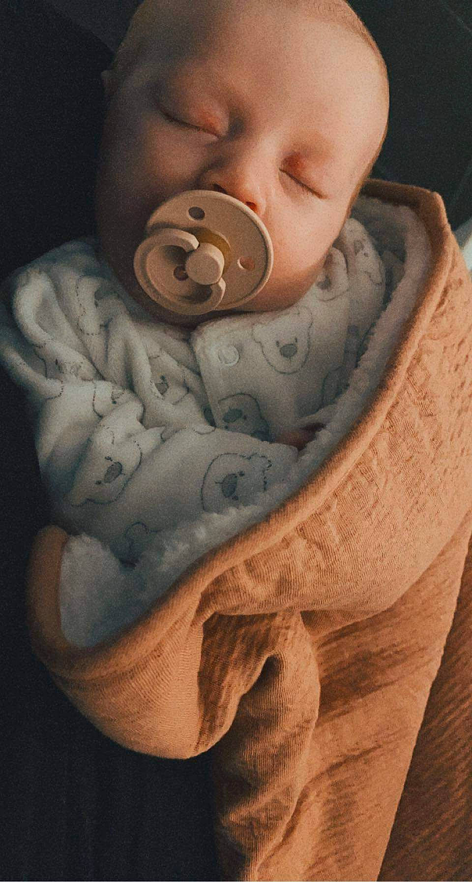 Eline a rejoint le concours — aidez-le/la à gagner de superbes lots ! baby, baby_sleeping, baby_toddler_clothing, cheek, comfort, ear, eyebrow, eyelash, finger, gesture, head, iris, jaw, lip, mouth, neck, nose, organ, person, skin