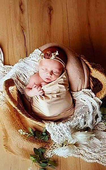 Eline a rejoint le concours — aidez-le/la à gagner de superbes lots ! abdomen, baby, baby_sleeping, baby_toddler_clothing, chair, chest, comfort, event, fashion_accessory, flash_photography, fur, hair_accessory, happy, headpiece, jewellery, leg, linens, person, sitting, toddler