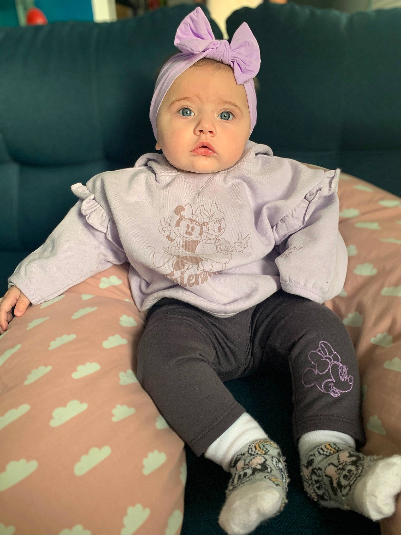 Ayline participe au concours pour gagner de l'argent avec cette photo : baby, baby_toddler_clothing, child, comfort, costume_hat, fashion_accessory, happy, headband, headpiece, human_leg, knee, magenta, pattern, person, pink, purple, sitting, sleeve, textile, thigh