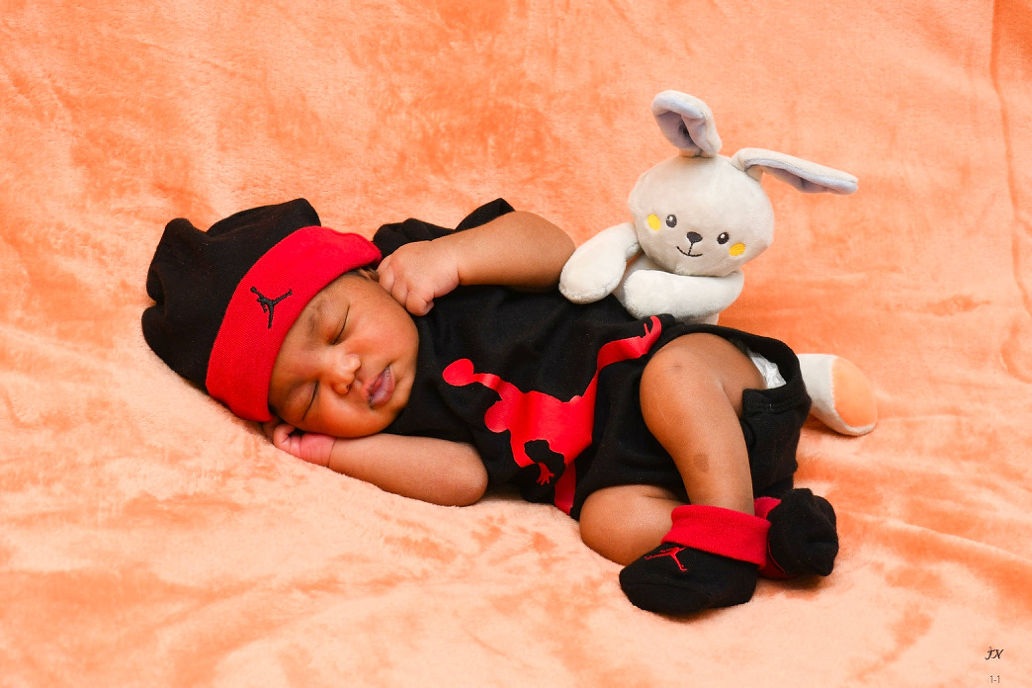 Issa a rejoint le concours — aidez-le/la à gagner de superbes lots ! arm, carmine, child, comfort, fictional_character, finger, fun, gesture, happy, hat, headwear, human_body, human_leg, leisure, person, pink, sitting, stuffed_toy, thigh, thumb