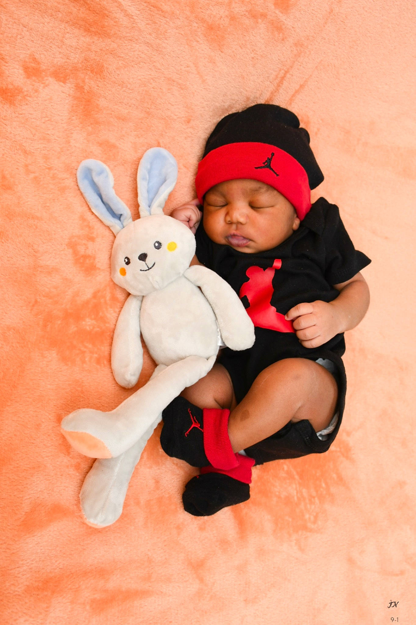 Issa participe au concours pour gagner de l'argent avec cette photo : cap, carmine, ear, easter_bunny, event, fawn, fictional_character, fun, fur, happy, hare, hat, headwear, holiday, person, pink, plush, rabbit, rabbits_and_hares, stuffed_toy