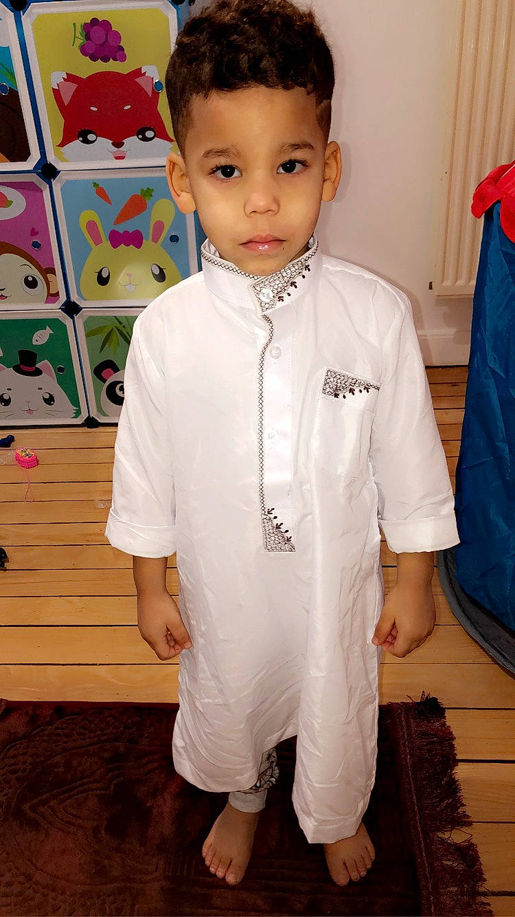 Marley-djibril participe au concours pour gagner de l'argent avec cette photo : baby_toddler_clothing, blue, child, collar, dress_shirt, fashion_design, flooring, formal_wear, hairstyle, happy, jewellery, joint, neck, necklace, person, sleeve, standing, t_shirt, toddler, uniform