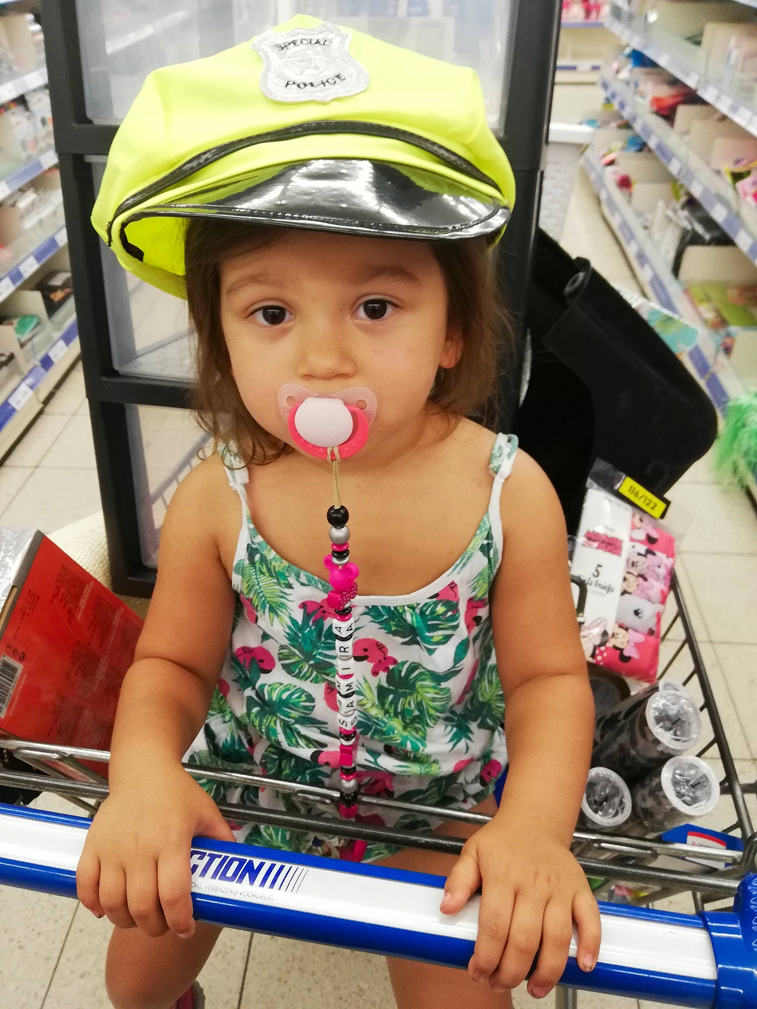 Leila participe au concours pour gagner de l'argent avec cette photo : baseball_cap, child, headgear, headwear, person, smile, toddler