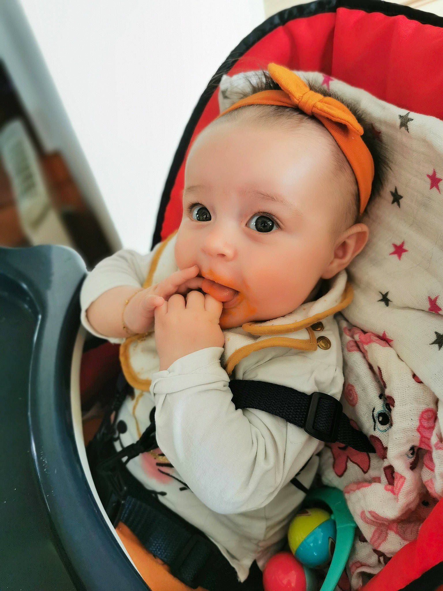 Elodie participe au concours pour gagner de l'argent avec cette photo : baby, baby_products, baby_toddler_clothing, cheek, child, chin, comfort, eye, face, fun, happy, human_body, iris, mouth, nose, outerwear, person, sitting, skin, sleeve