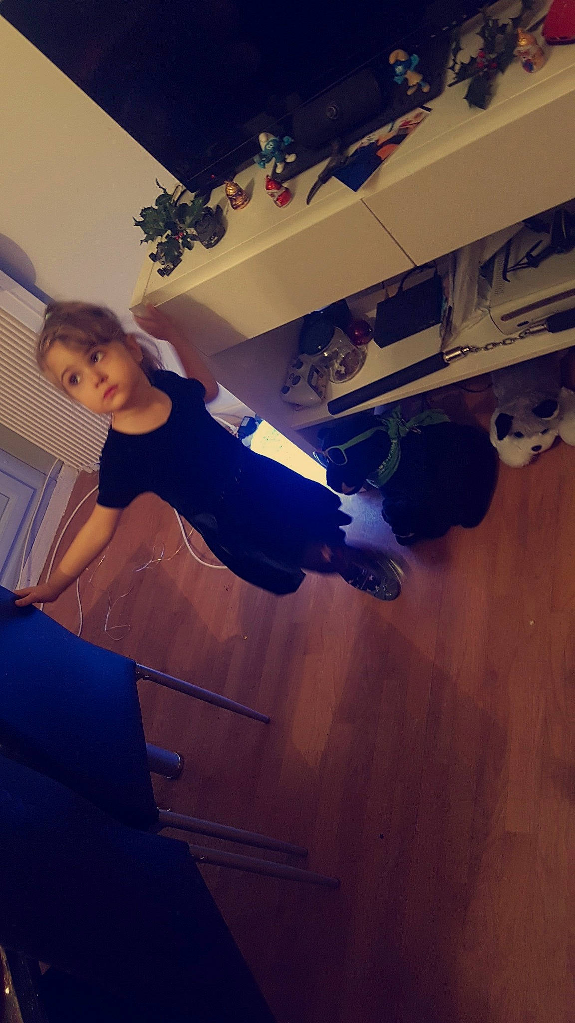 Mila participe au concours pour gagner de l'argent avec cette photo : angle, blue, darkness, fun, girl, light, lighting, person, photography, red, sky, snapshot, space, sunlight