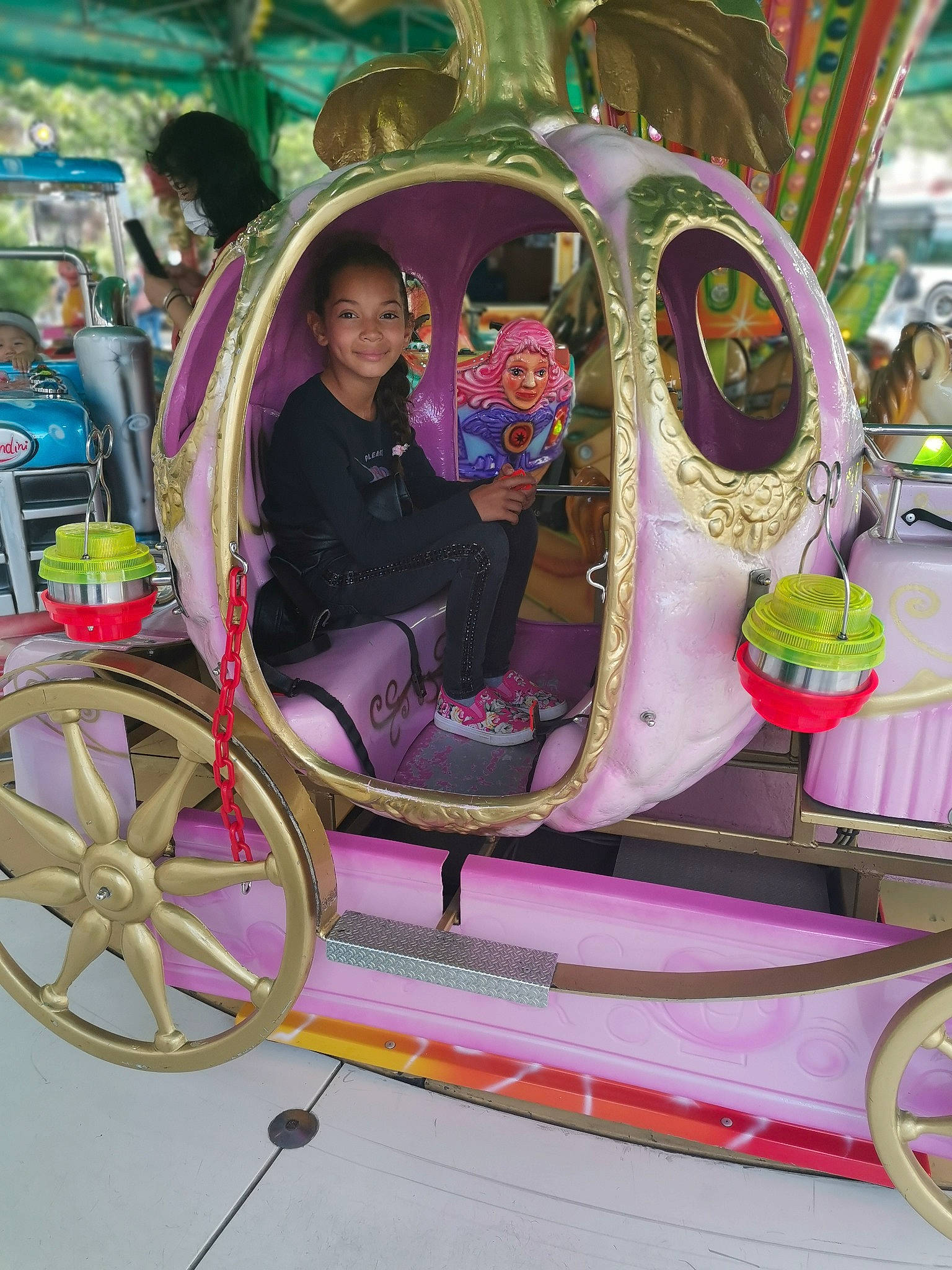 Leila participe au concours pour gagner de l'argent avec cette photo : amusement_park, amusement_ride, carriage, cart, classic, event, fun, joy, leisure, magenta, mode_of_transport, motor_vehicle, nonbuilding_structure, person, pink, product, purple, recreation, smile, tire