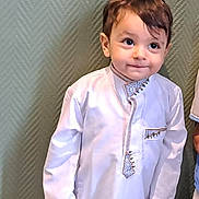 Anes a rejoint le concours — aidez-le/la à gagner de superbes lots ! boy, carpet, child, cute, eyes, face, feet, hair, indoor, innocence, person, photography, portrait, smile, standing, toddler, traditional_clothing, wallpaper, white_robes, yellow_shoes