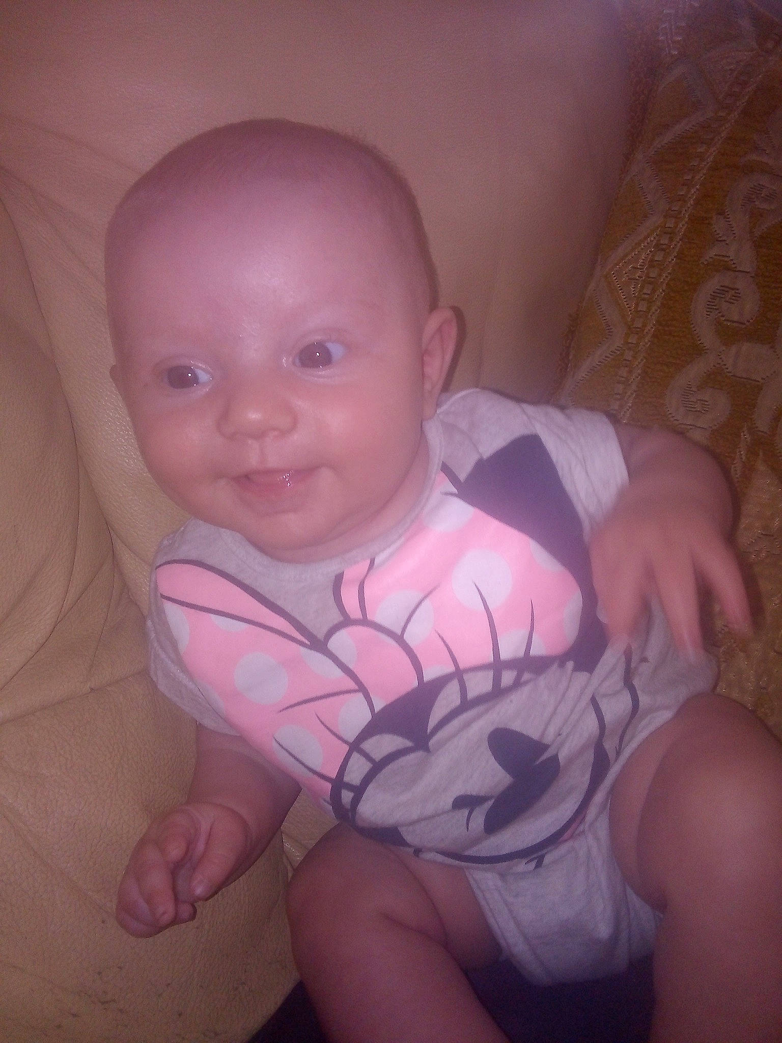 Edéne a rejoint le concours — aidez-le/la à gagner de superbes lots ! arm, baby, cheek, child, eye, face, finger, fun, head, iris, lip, mouth, muscle, nose, person, pink, sitting, skin, smile, thumb