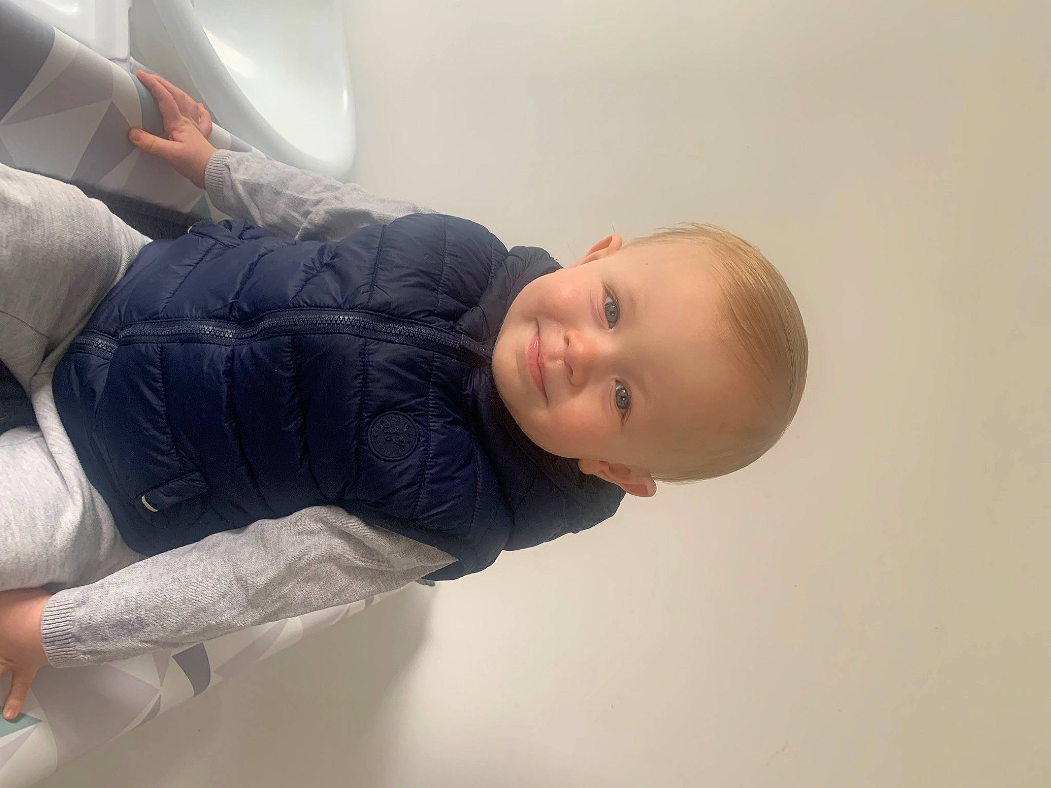 Raphael a rejoint le concours — aidez-le/la à gagner de superbes lots ! arm, baby, baby_toddler_clothing, cheek, child, clothing, comfort, elbow, flash_photography, fun, happy, joy, knee, mouth, nose, person, sitting, skin, sleeve, smile