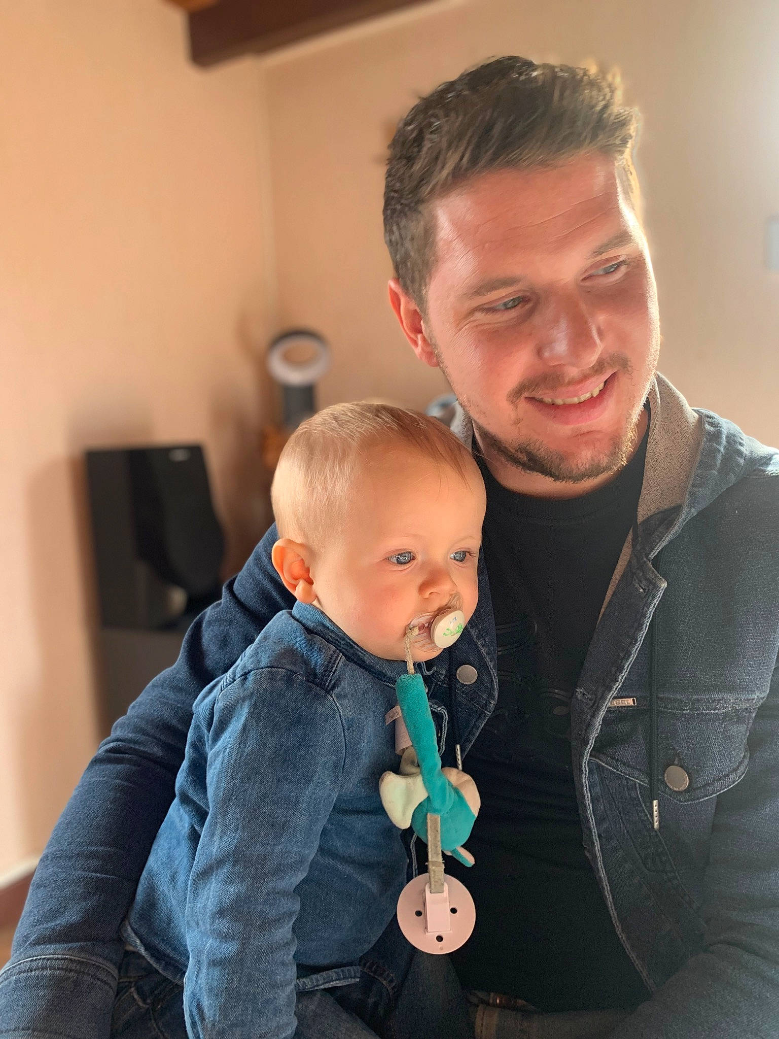 Raphael participe au concours pour gagner de l'argent avec cette photo : baby, baby_toddler_clothing, beard, cheek, child, comfort, fun, fur, gesture, hair, happy, iris, joy, neck, outerwear, person, sitting, skin, sleeve, smile