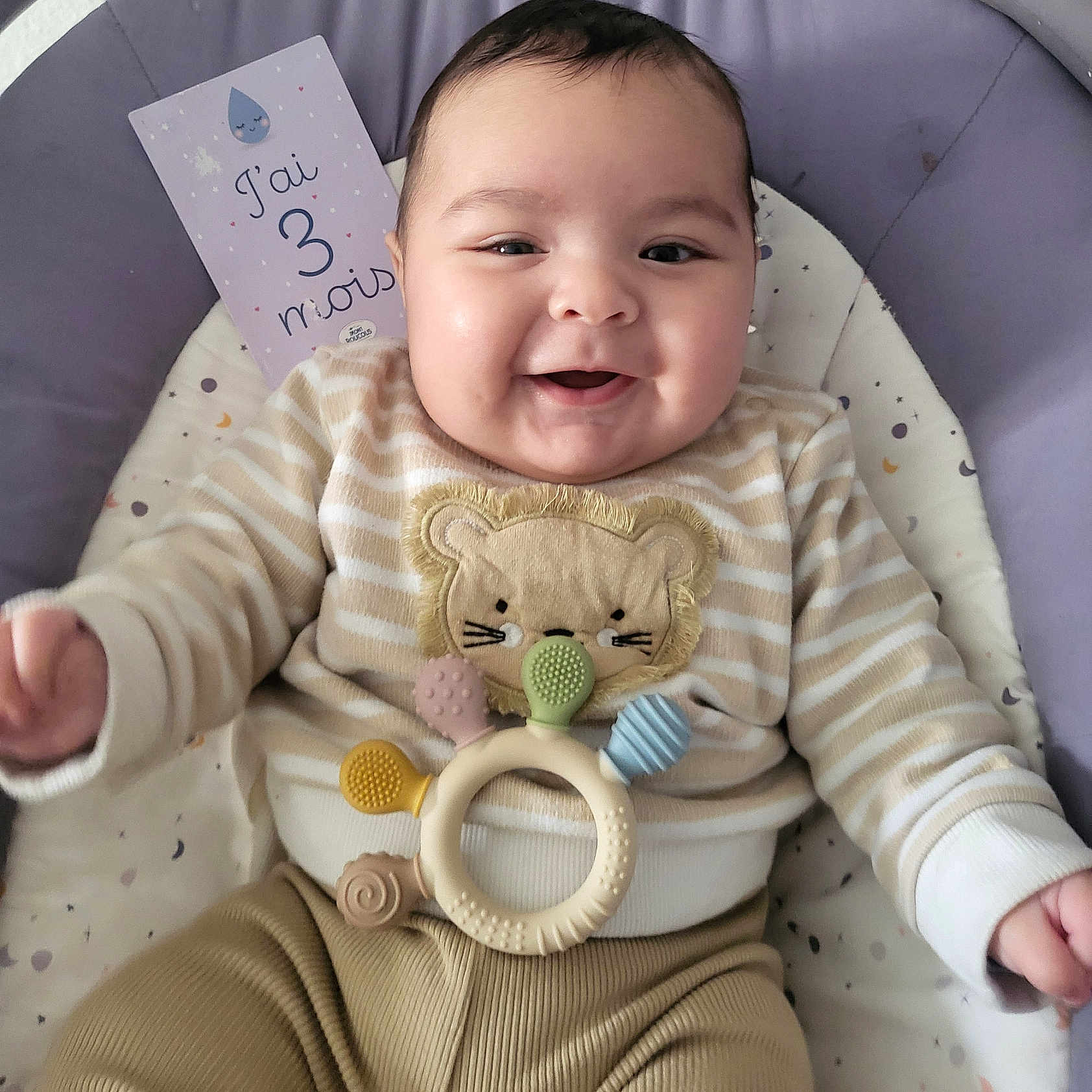 Noah a rejoint le concours — aidez-le/la à gagner de superbes lots ! baby, babylaughing, bed, bodypart, clothing, crib, cushion, face, furniture, happy, head, homedecor, infantbed, laughing, newborn, pants, person, photography, portrait, smile