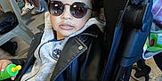 Louis a rejoint le concours — aidez-le/la à gagner de superbes lots ! accessories, baby, belt, bodypart, clothing, coat, cushion, face, finger, glove, gun, hand, head, homedecor, jacket, person, photography, portrait, sunglasses, weapon
