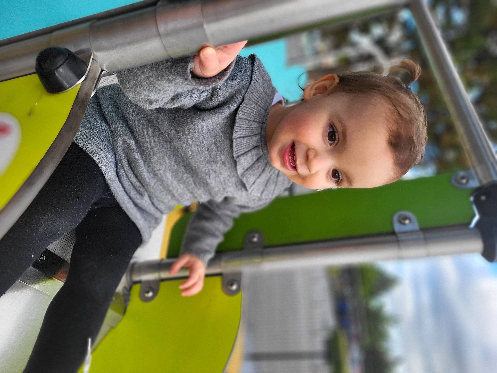 Amàlya participe au concours pour gagner de l'argent avec cette photo : automotive_exterior, baby, child, city, facial_expression, fun, grass, hand, happy, leisure, motor_vehicle, outdoor_play_equipment, person, plant, play, recreation, smile, toddler, toy, tree