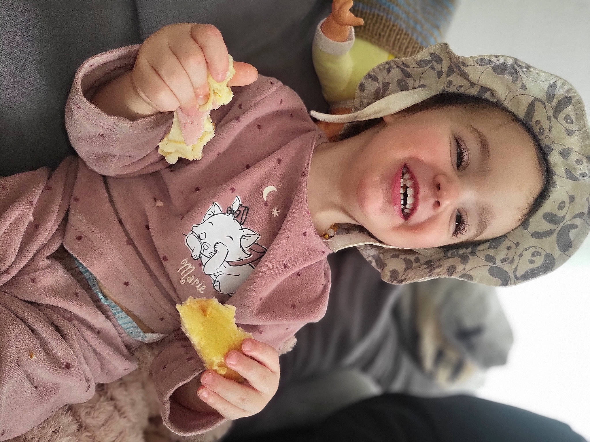 Amàlya a rejoint le concours — aidez-le/la à gagner de superbes lots ! child, face, fashion_accessory, finger, flash_photography, fruit, fun, gesture, hand, happy, hat, joy, lip, neck, person, plant, rose, skin, sleeve, smile