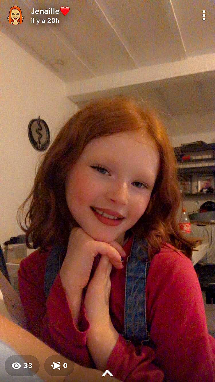 Lyhanna participe au concours pour gagner de l'argent avec cette photo : blond, brown_hair, chair, cheek, eyebrow, eyelash, forehead, fun, gesture, hair, happy, head, jaw, joy, layered_hair, lip, long_hair, mouth, person, sitting