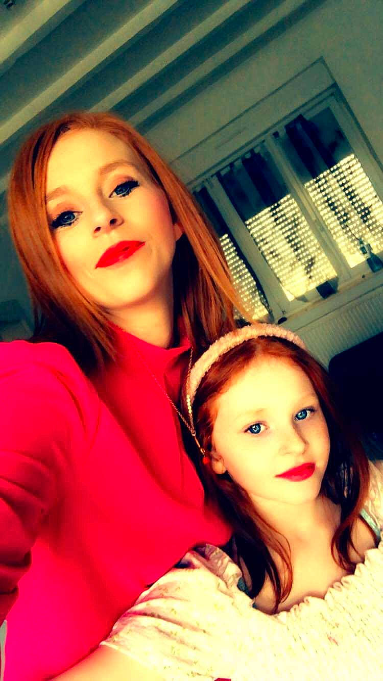 Lyhanna a rejoint le concours — aidez-le/la à gagner de superbes lots ! black_hair, cheek, chin, cool, eyebrow, eyelash, facial_expression, fashion, flash_photography, happy, iris, layered_hair, lip, lipstick, makeover, mouth, nose, person, shoulder, skin