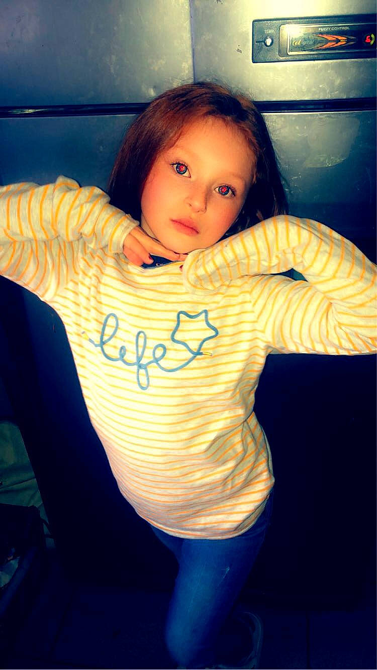 Lyhanna a rejoint le concours — aidez-le/la à gagner de superbes lots ! elbow, eye, finger, flash_photography, gesture, hand, happy, head, human_body, joint, muscle, neck, person, shoulder, sleeve, sportswear, t_shirt, thigh, thumb, trunk