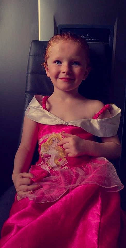 Lyhanna participe au concours pour gagner de l'argent avec cette photo : blond, chest, dress, eye, eyelash, finger, flash_photography, hairstyle, happy, head, human_body, jewellery, joy, long_hair, magenta, person, pink, purple, shoulder, skin