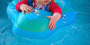 Hélyana participe au concours pour gagner de l'argent avec cette photo : baby, blue, child, childhood, colorful, cute, float, fun, hat, inflatable, outdoor, person, play, pool, red_clothing, safety, splash, summer, swimming, water