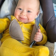 Hélyana a rejoint le concours — aidez-le/la à gagner de superbes lots ! baby, babywear, car_seat, child, childcare, clothing, comfort, cozy, cute, cute_expression, happy, indoor, infant, person, portrait, seatbelt, smiling, soft_texture, yellow_outfit, young_child