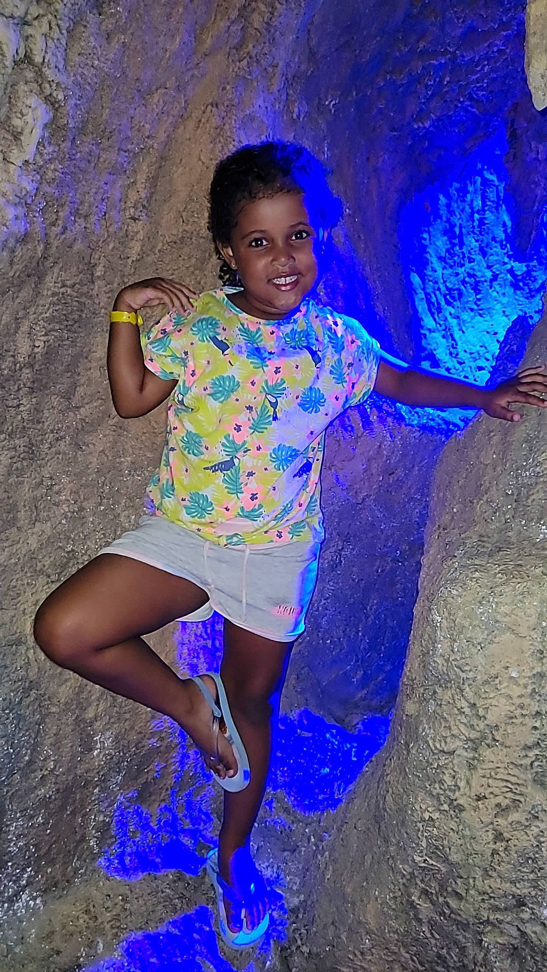 Nélia a rejoint le concours — aidez-le/la à gagner de superbes lots ! arm, black_hair, blue, cool, flash_photography, fun, happy, human_body, joy, leg, lighting, people_in_nature, person, pink, purple, smile, standing, t_shirt, thigh, tree