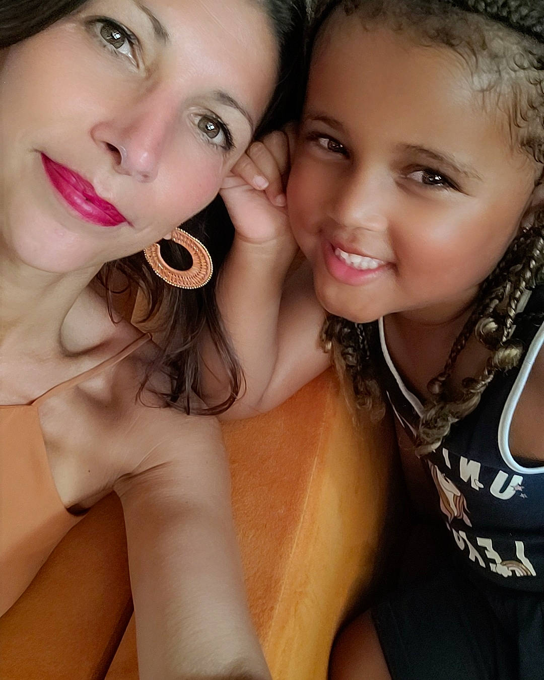 Nélia participe au concours pour gagner de l'argent avec cette photo : cheek, eye, eyebrow, eyelash, face, flash_photography, gesture, hair, hand, happy, head, joy, lip, lipstick, mouth, muscle, neck, nose, organ, person