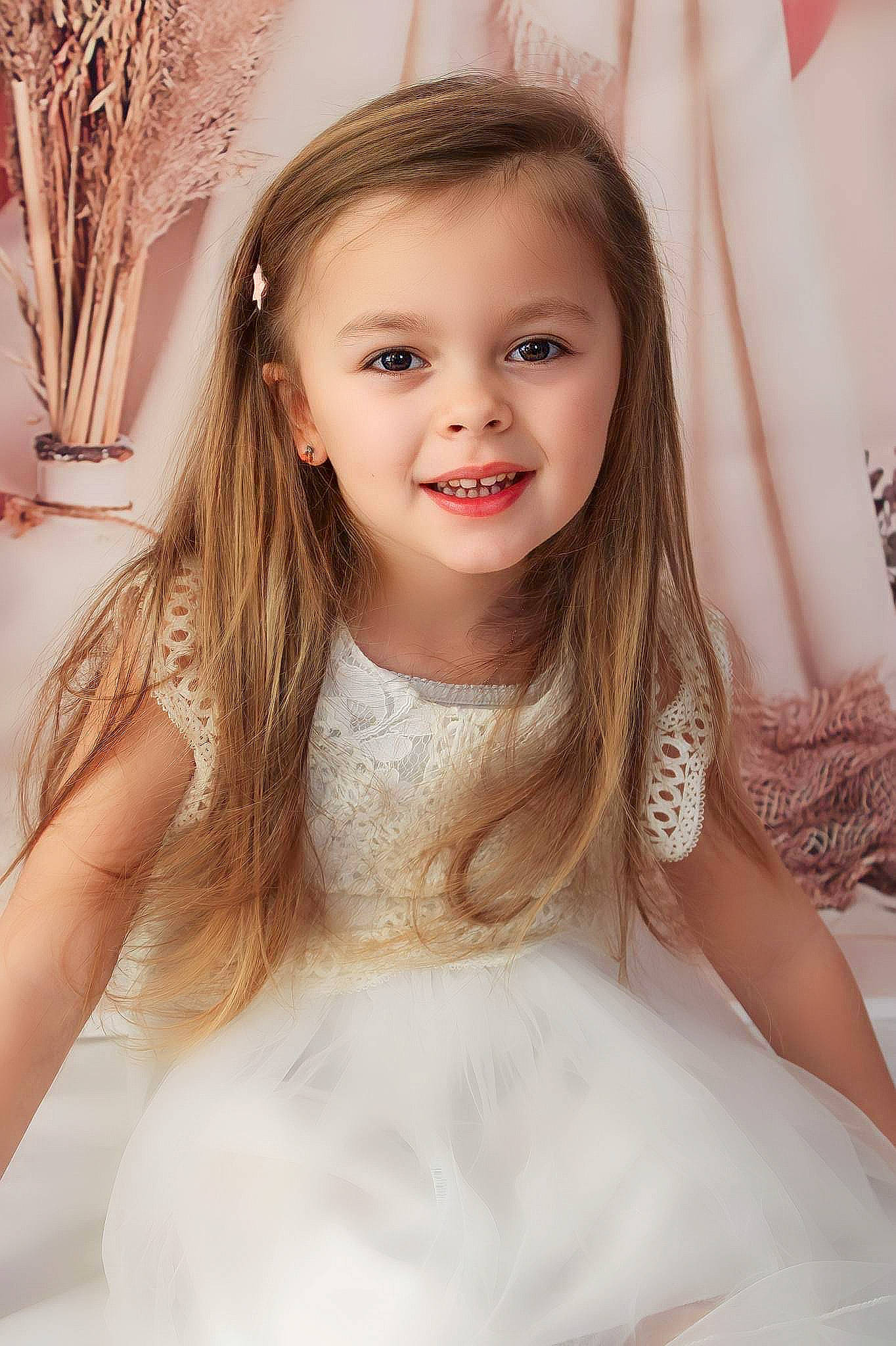 Mya a rejoint le concours — aidez-le/la à gagner de superbes lots ! bridal_clothing, dress, eye, eyebrow, eyelash, face, facial_expression, flash_photography, gesture, hair, hairstyle, hand, happy, head, iris, joy, person, shoulder, skin, smile