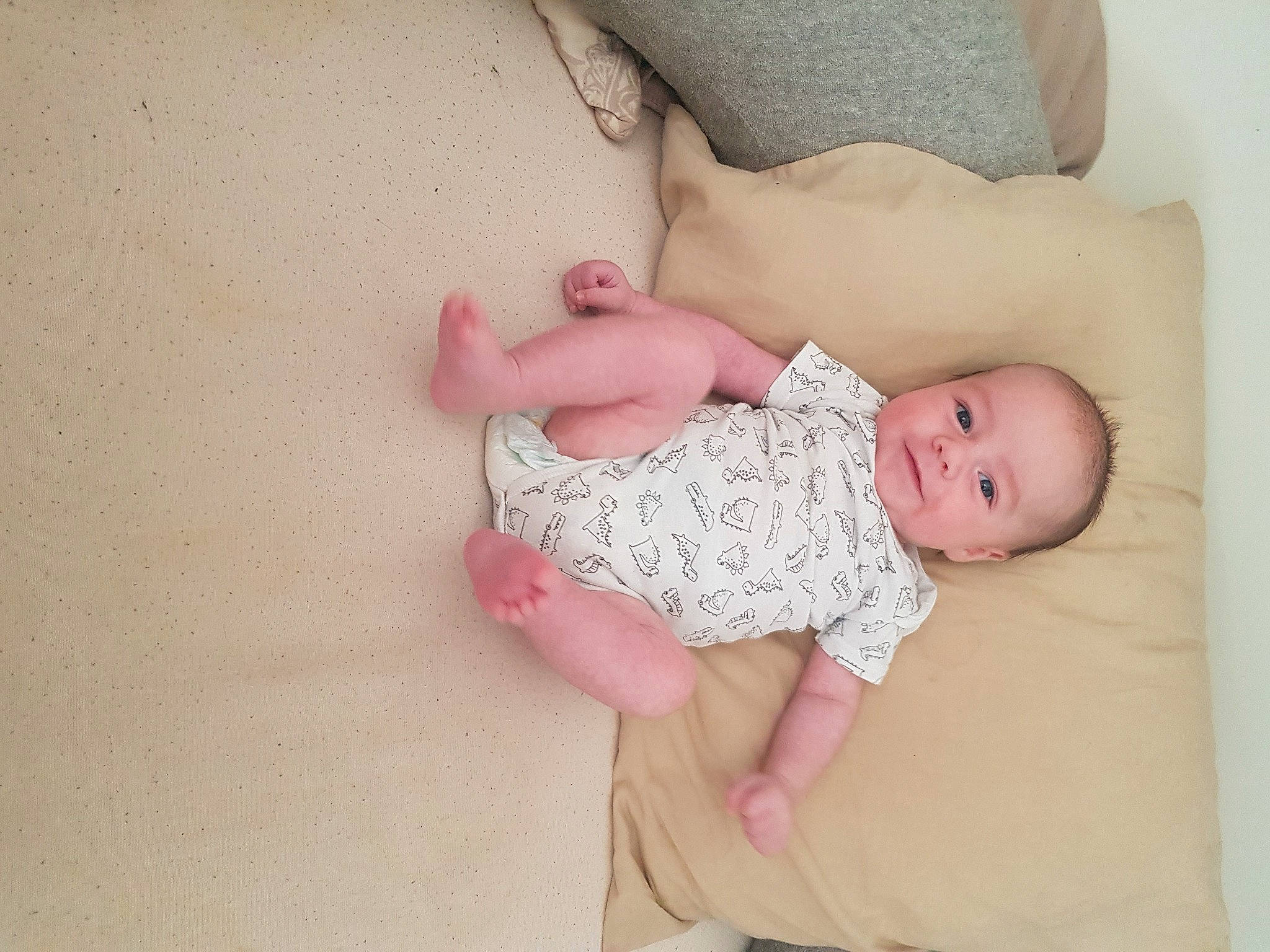 Ethan a rejoint le concours — aidez-le/la à gagner de superbes lots ! baby, baby_toddler_clothing, child, comfort, eye, face, finger, foot, hand, head, human_leg, linens, pattern, person, portrait_photography, room, sitting, skin, sleeve, toddler